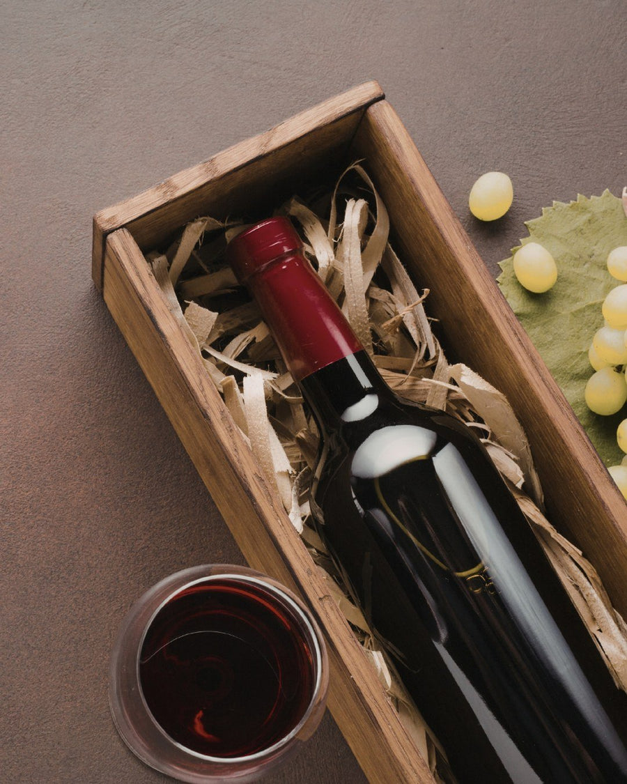 Botella de vino en caja de madera para regalo