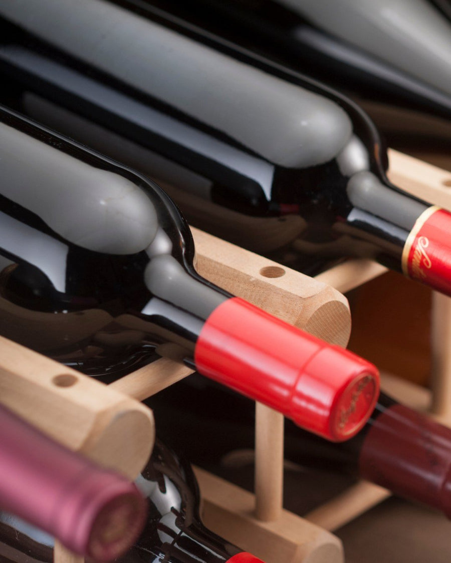 Botellas de vino tinto en una cava