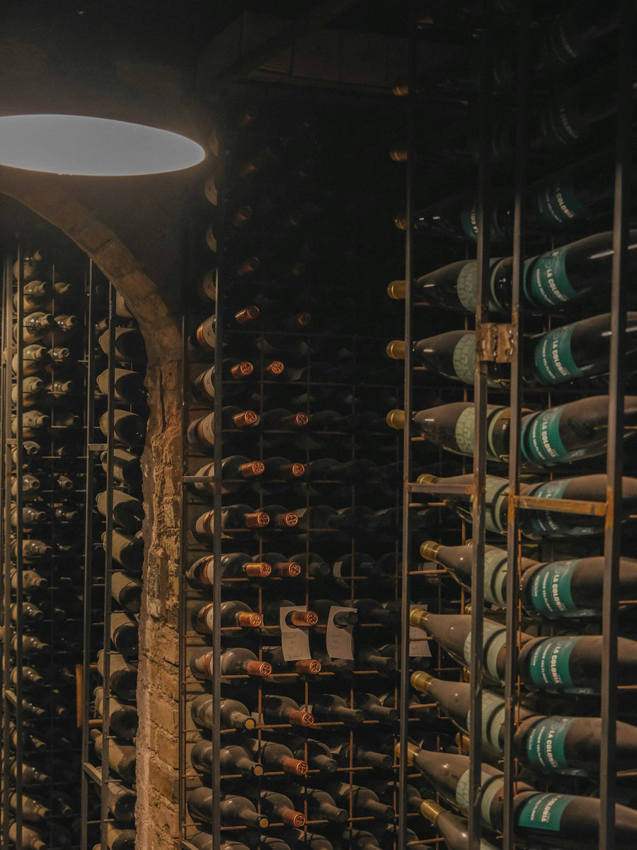 Botellas de vino acostadas en una bodega